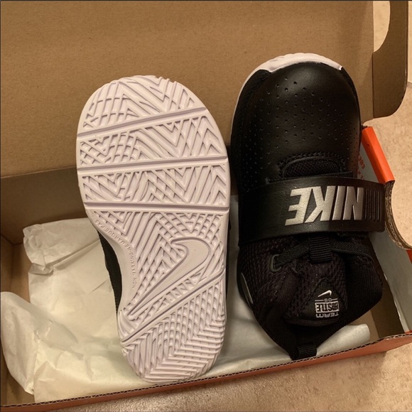 Nike Team Hustle D8 Toddler Sneaker - Picture 7 of 7